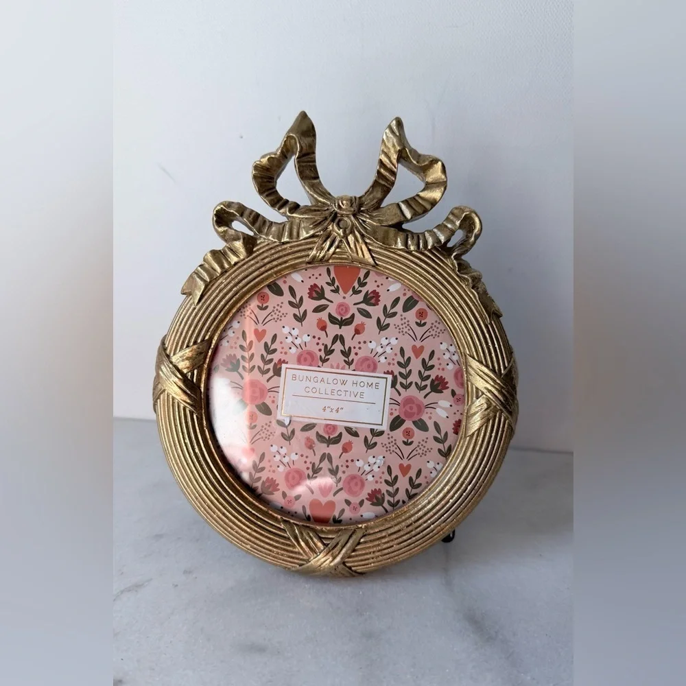 Gold Round Picture Frame  ow accent